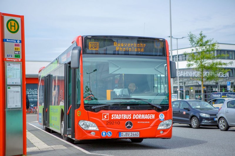 Ein Bus von Stadtbus Dormagen am S-Bahnhof Dormagen